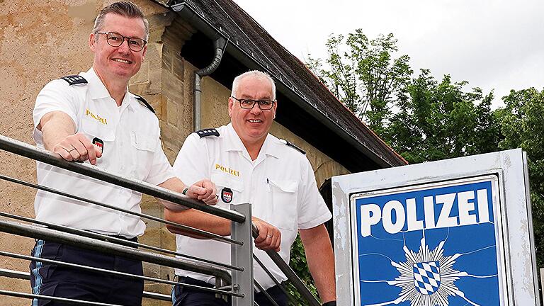 Klaus Schmitt (rechts) ist bei der &nbsp;Polizeiinspektion Ebern der neue zweite Mann hinter Dienststellenleiter Detlef Hauck, der ihn auf seiner Dienststelle willkommen hieß