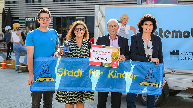 Damit die Skateboards weiter rollen: Scheckübergabe der Sparkassenstiftung an den Verein „Stadt für Kinder“ und die Stadt Würzburg im September 2024.&nbsp;&nbsp;