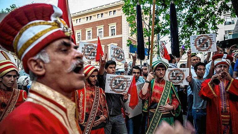 TOPSHOT-TURKEY-GERMANY-ARMENIA-POLITICS-GENOCIDE-HISTORY       -  Türkische Nationalisten in historischen Kostümen protestieren vor dem Deutschen Konsulat in Istanbul.