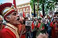 TOPSHOT-TURKEY-GERMANY-ARMENIA-POLITICS-GENOCIDE-HISTORY       -  Türkische Nationalisten in historischen Kostümen protestieren vor dem Deutschen Konsulat in Istanbul.