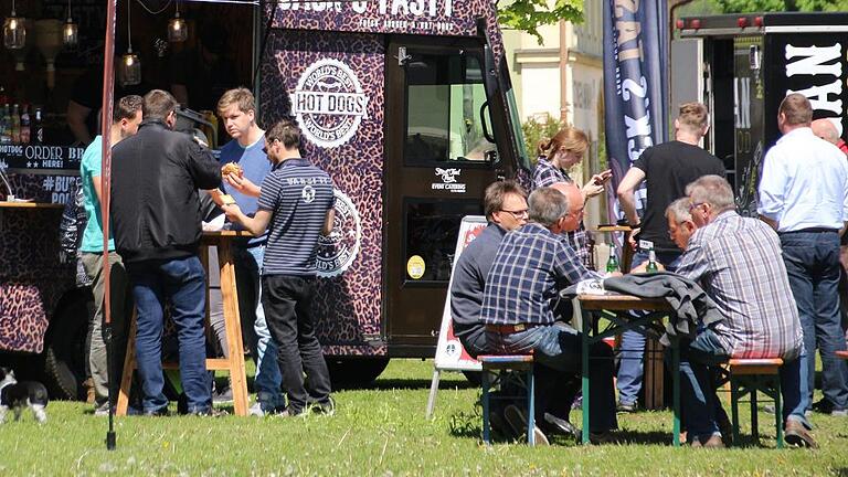 Foodtruck bieten Abwechslung in den Mittagspausen       -  Der Foodtruck-Sommer hat begonnen. Seit Mittwoch gibt es bis Ende August auf dem Weinfestplatz am Main etwas andere kulinarische Möglichkeiten, seine Pausen zu verbringen. Bei Sonne und angenehmen Temperaturen ist die Aktion des Stadtmarketingvereins gestartet. Die Angebote der vier Imbiss-Stände, wie die Foodtrucks  etwas weniger modern auch heißen könnten, reichten von Mexican Wraps bis zum Mafia-Burger. Zu haben ist das alles immer mittwochs, von 11.30 bis 20 Uhr, bis zum 30. August.