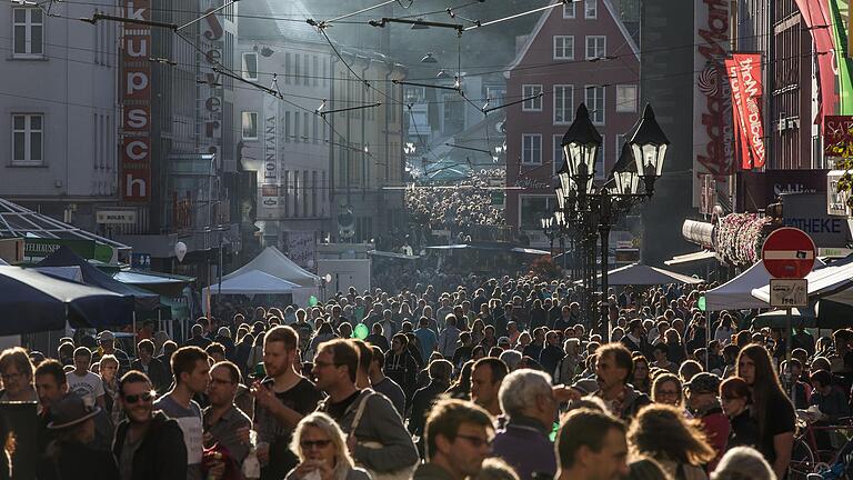 Volle Straßen, wie hier beim Stadtfest 2015, wird es in diesem Jahr nicht geben. Das Stadtmarketing hat beschlossen, das diesjährige Fest wegen der Corona-Krise abzusagen.&nbsp;