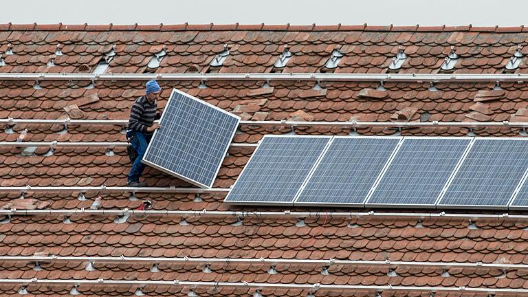 Solarstrom-Anlagen sind derzeit gefragt. Doch wenn Wolken aufziehen, kann es zu gefährlichen Spannungsschwankungen im Netz kommen. Dem wollen Würzburg Forscher nun entgegenwirken.