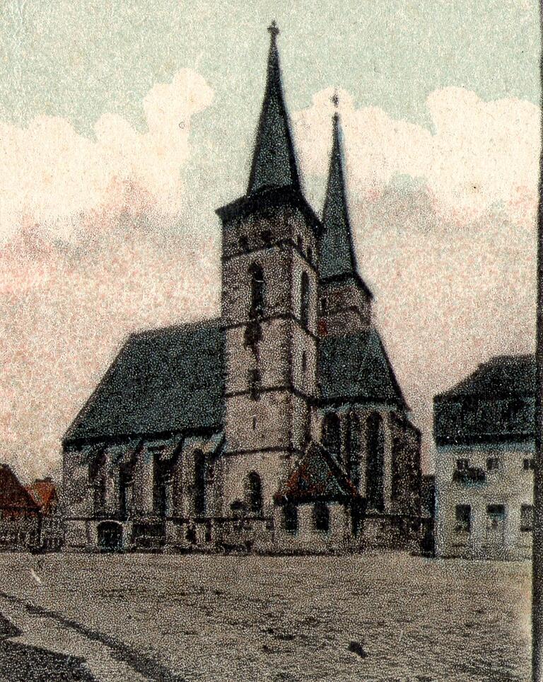 Diese seltene historische Postkarte zeigt die Stadtpfarrkirche in der noch 'kurzen' Fassung vor der Erweiterung in Richtung Westen.