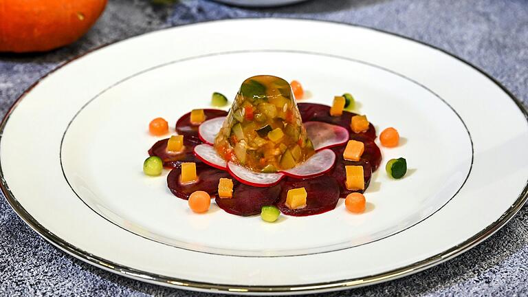 Provenzalisches Gemüse in weißem Tomatengelee auf marinierter Rote Bete und Radieschen mit Curry-Vinaigrette, präsentierte Max Matreux. Provenzalisches Gemüse in weißem Tomatengelee auf marinierter Rote Bete und Radieschen mit Curry-Vinaigrette, präsentierte Max Matreux.