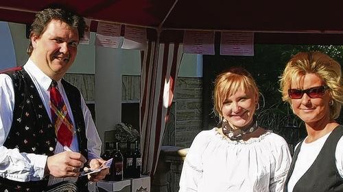 Auf dem Thüngener Matthias-Markt bei Trachten-Benkert präsentierte der Kastelruther Spatz Rüdiger Hemmelmann seine Spezialitäten aus Südtirol. Natürlich gab der prominente Musiker auch Autogramme und plauderte mit den Besuchern über die Musik und die Erfolge der Band. Auf dem Thüngener Matthias-Markt bei Trachten-Benkert präsentierte der Kastelruther Spatz Rüdiger Hemmelmann seine Spezialitäten aus Südtirol. Natürlich gab der prominente Musiker auch Autogramme und plauderte mit den Besuchern über die Musik und die Erfolge der Band.