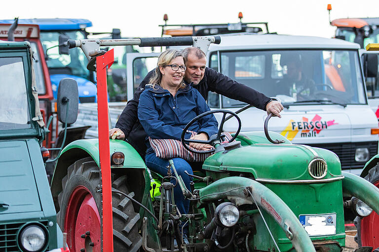 Michaela Schorr und Wolfgang Doller sind mit ihrem Deutz aus dem Landkreis Kitzingen angereist, um sich das Kino-Event auf dem Hopferstadter Maisacker nicht entgehen zu lassen.