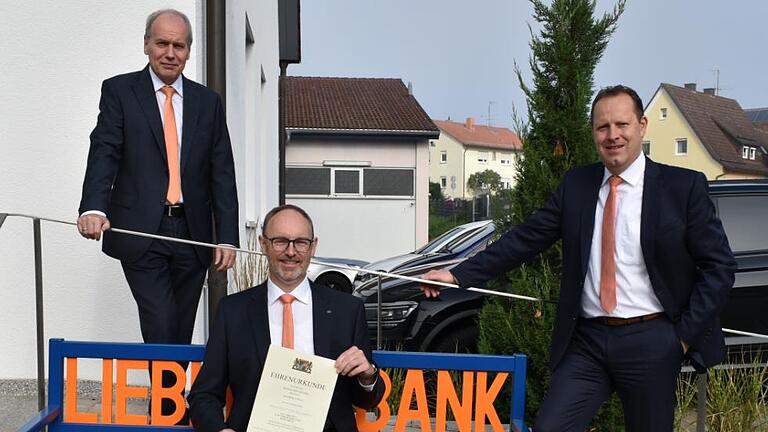 Vorstand Roland Knoll links) und der Leiter Vertrieb Matthias Diez (rechts) gratulieren Jubilar Marco Wolf .       -  Vorstand Roland Knoll links) und der Leiter Vertrieb Matthias Diez (rechts) gratulieren Jubilar Marco Wolf .