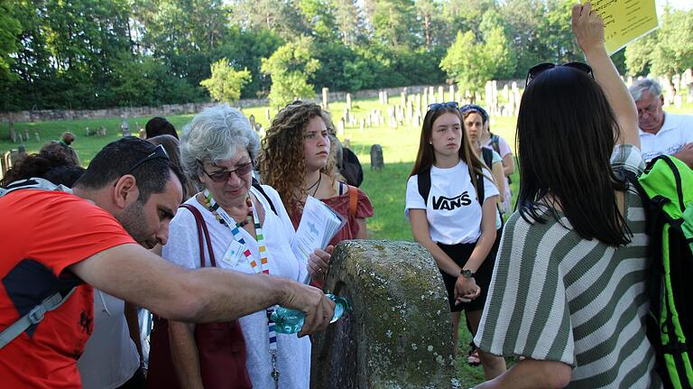 Evamaria Bräuer (Zweite von links) führt regelmäßig Besucher über den israelitischen Friedhof von Gerolzhofen, wie hier im Juli 2017 Austauschschüler der Mae-Boyar-Highschool aus Jerusalem und ihre Alterskollegen und Gastgeber aus den 10. Klassen des Steigerwald-Landschulheims Wiesentheid.