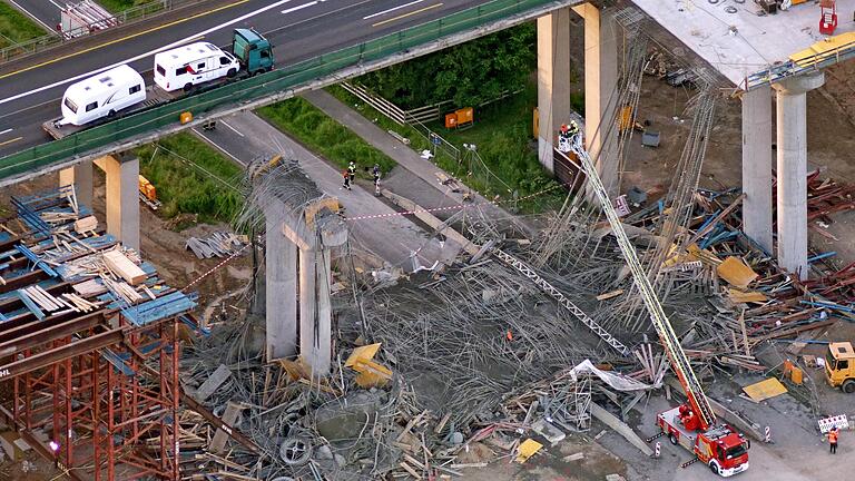 Die Luftaufnahme zeigt die Unfallstelle am Ersatzneubau der Talbrücke Schraudenbach der A7 kurz nach dem Einsturz im Juni 2016.