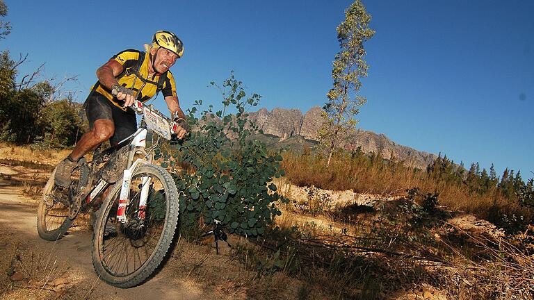So kannte man Leo Zirkelbach: Voll bei der Sache, aufs Ziel fokussiert und optisch durch die gelbe Sportkleidung samt Helm erkennbar. Das Bild entstand 2013 bei seiner zweiten Teilnahme am Cape Epic in Südafrika, bis dato sein härtestes Rennen. So kannte man Leo Zirkelbach: Voll bei der Sache, aufs Ziel fokussiert und optisch durch die gelbe Sportkleidung samt Helm erkennbar. Das Bild entstand 2013 bei seiner zweiten Teilnahme am Cape Epic in Südafrika, bis dato sein härtestes Rennen.