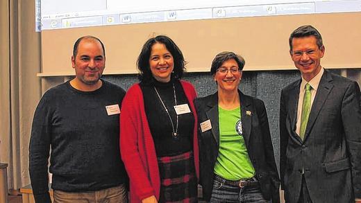 Frisch gewählt: Die Vorsitzenden des Integrationsbeirates mit OB Sebastian Remelé (von links) Zweiter Vorsitzender Özcan Durukan, Vorsitzende Olga Baluyev und Mary Ritzmann. Frisch gewählt: Die Vorsitzenden des Integrationsbeirates mit OB Sebastian Remelé (von links) Zweiter Vorsitzender Özcan Durukan, Vorsitzende Olga Baluyev und Mary Ritzmann.