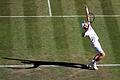 Favorit       -  Andy Murray beim Aufschlag gegen Dustin Brown. Foto: Adam Davy