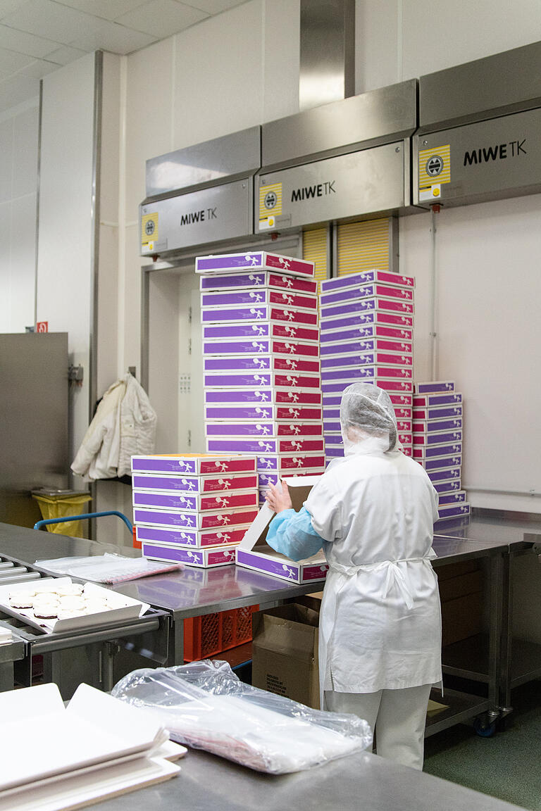 Auf den Schachteln huscht der winzige Wichtel mit dem großen Löffel herum, das Logo der Patisserie Walter. Verpackt und verschickt wird alles tiefgekühlt. Auf den Schachteln huscht der winzige Wichtel mit dem großen Löffel herum, das Logo der Patisserie Walter. Verpackt und verschickt wird alles tiefgekühlt. 