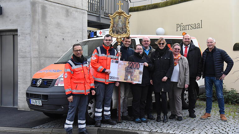 Thomas Kossner, Christian Bauer (Helfer vor Ort), Martin Kleinhenz, Annabell Graf (beide Pfarrgemeinderat), Pfarrer Volker Benkert, Gabriele Dietmann (Einrichtungshaus Dietmann), Silvia Seuling (Kirchenpflegerin), Lukas Bräuer (Sparkasse), Werner Jung (Schlosserei Schwanfeld). Thomas Kossner, Christian Bauer (Helfer vor Ort), Martin Kleinhenz, Annabell Graf (beide Pfarrgemeinderat), Pfarrer Volker Benkert, Gabriele Dietmann (Einrichtungshaus Dietmann), Silvia Seuling (Kirchenpflegerin), Lukas Bräuer (Sparkasse), Werner Jung (Schlosserei Schwanfeld). 