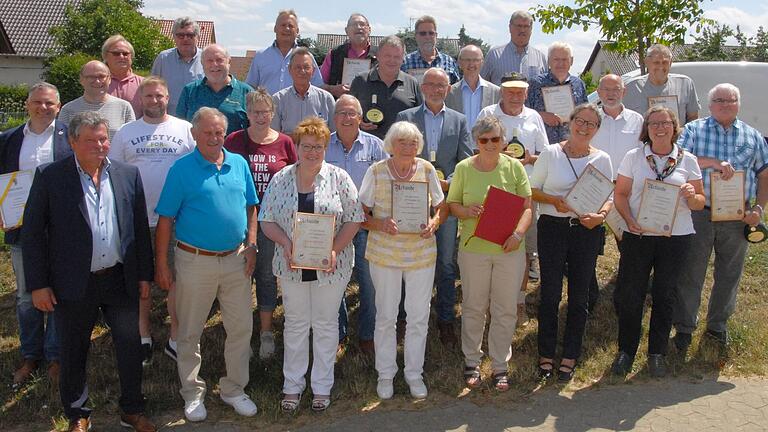 Der Sportverein Eichfeld ehrte viele Frauen und Männer für jahrzehntelange Vereinstreue beim 50-jährigen Vereinsjubiläum.