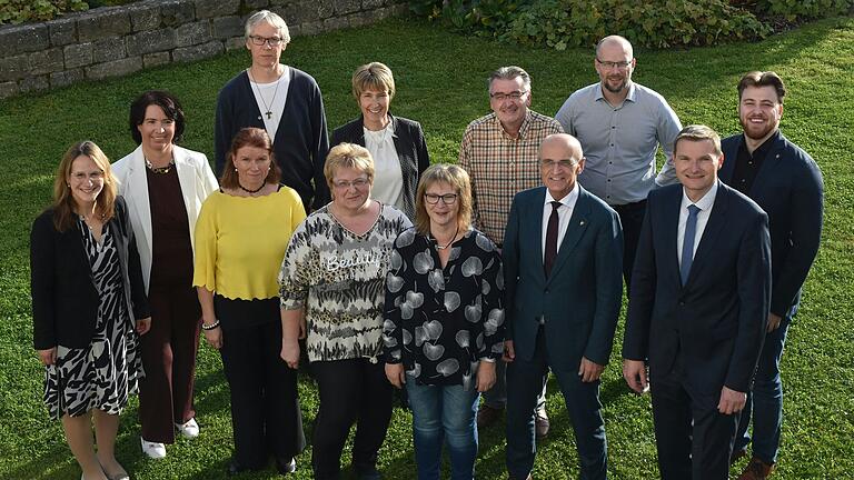 Landrat Wilhelm Schneider bedankte sich bei allen Mitarbeiterinnen und Mitarbeitern, die im vergangenen Jahr ihr 40-jähriges, bzw. 25-jähriges Dienstjubiläum feiern konnten. Auch Geschäftsleiter Marcus Fröhlich, Joshua Pöhlmann von der Arbeitsgruppe Personalwesen, Personalratsvorsitzende Heike Firsching und stellvertretender Personalratsvorsitzender Peter Friedrich gratulierten. Auf dem Bild fehlt Claudia Fichtner.