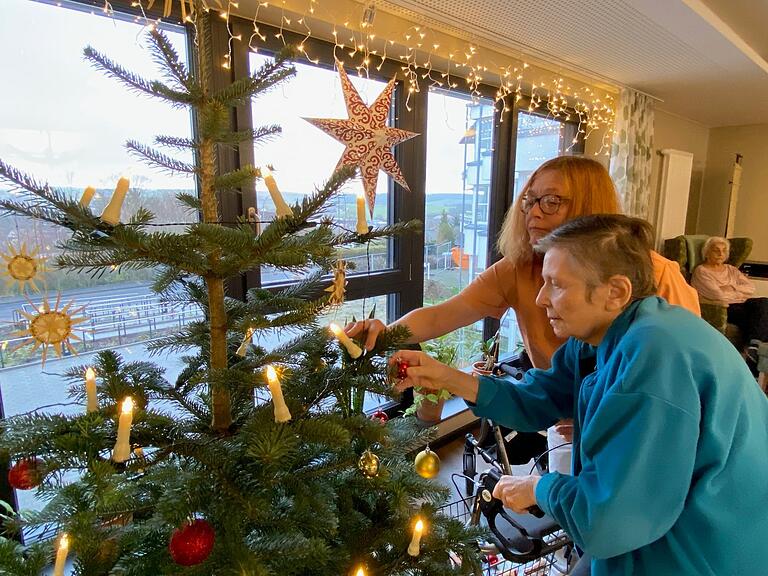 Am Tag vor Heiligabend wurden die Christbäume für das erste Weihnachtsfest im neuen Franziska-Streitel-Altenheim in Mellrichstadt geschmückt. Die Hausbewohner halfen dabei gerne mit.