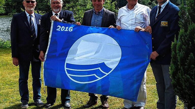 Der MBCO erhielt zum 19. Mal die &bdquo;Blaue Flagge&ldquo; als sichtbares Zeichen für umweltbewussten Umgang mit Landschaft und Natur: (von links) Schatzmeister Jürgen Feiner, Hafenmeister Erich Kleedörfer, Bürgermeister Matthias Schneider, Ehrenkapitän Hans Peter Reis und erster Vorsitzender Bernd Schaufuß.