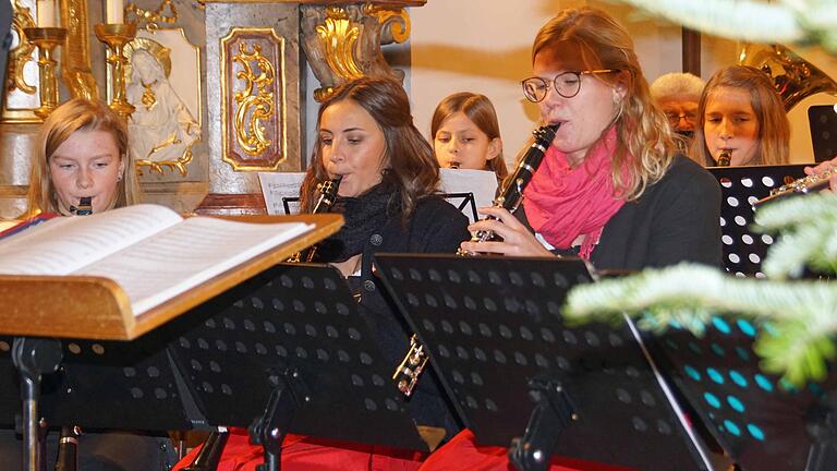 Stimmungsvolle Klänge beim Weihnachtskonzert des Musikvereins Hausen in der Pfarrkirche St. Wolfgang.