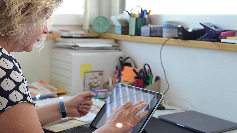 Lehrerin Nicole Weierich arbeitet virtuell mit ihren Schülern.