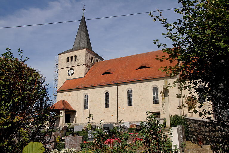 Die Ortskirche St. Matthäus, die von 1928 bis 1931 aus dem heimischen Sandstein gebaut wurde und das Dorf bis heute überragt. Die Ortskirche St. Matthäus, die von 1928 bis 1931 aus dem heimischen Sandstein gebaut wurde und das Dorf bis heute überragt.