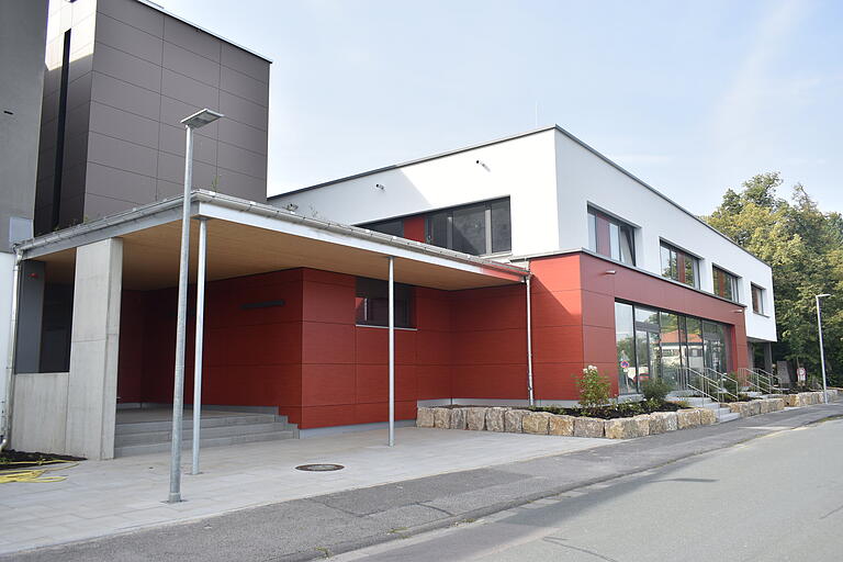 Auch die Sanierung des Rhön-Gymnasiums in Bad Neustadt hat seinen Teil beigetragen zur verbesserten Klimabilanz des Landkreises, was dessen Liegenschaften betrifft. Auch die Sanierung des Rhön-Gymnasiums in Bad Neustadt hat seinen Teil beigetragen zur verbesserten Klimabilanz des Landkreises, was dessen Liegenschaften betrifft.