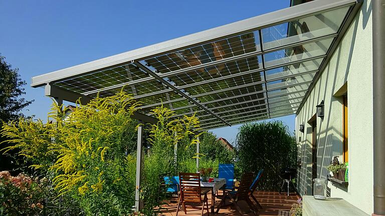Glaselemente und PV-Module ergänzen einander auf diesem Terrassendach.
