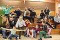 Da ist selbst der Landrat begeistert, beim Theaterpädagogischen Workshop an der Auber Grundschule. Landrat Thomas Ebert (oben Mitte), die Bürgermeister Roland Nöth (links davon) und Roman Menth (rechts vom Landrat) machen ebenfalls begeistert mit, als Daniela Scheuren (ganz links) mit den Kindern die Rollen einstudiert.