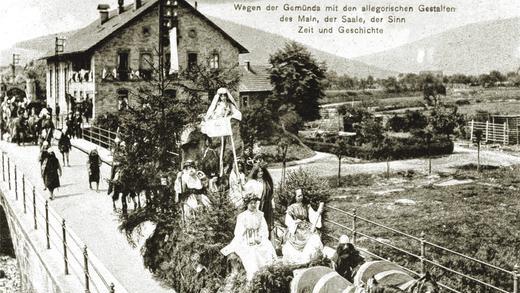 Festzug zu den Festspielen: Otto Christin war der Begründer der Scherenburgfestspiele. An Pfingsten 1909 wurde zum ersten Mal das Ritterschauspiel „Das Schlüsselfräulein von Gemünden“ aufgeführt. Das Foto zeigt den Festzug mit dem Gemunda-Wagen und den allegorischen Darstellungen von Main, Sinn und Saale. Festzug zu den Festspielen: Otto Christin war der Begründer der Scherenburgfestspiele. An Pfingsten 1909 wurde zum ersten Mal das Ritterschauspiel „Das Schlüsselfräulein von Gemünden“ aufgeführt. Das Foto zeigt den Festzug mit dem Gemunda-Wagen und den allegorischen Darstellungen von Main, Sinn und Saale.