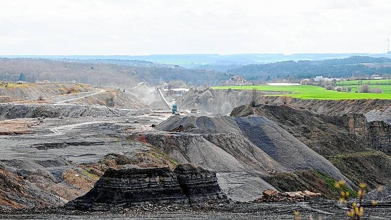47 Hektar umfasst der Steinbruch, der zum Schotterwerk in Aub gehört. Auf dem weitläufigen Gelände sollen nicht nur zugelassene Materialien verfüllt worden sein, behauptet ein ehemaliger Mitarbeiter. Erste Analysen der Bodenproben erhärten den Verdacht. 47 Hektar umfasst der Steinbruch, der zum Schotterwerk in Aub gehört. Auf dem weitläufigen Gelände sollen nicht nur zugelassene Materialien verfüllt worden sein, behauptet ein ehemaliger Mitarbeiter. Erste Analysen der Bodenproben erhärten den Verdacht.