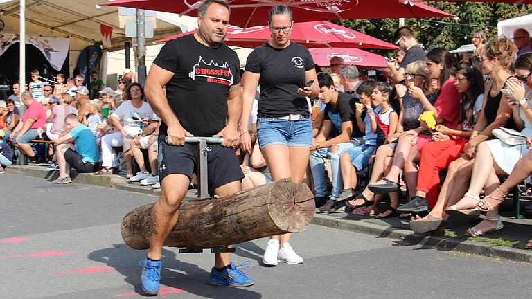 Thorsten Öhrlein aus Rettstadt erwies sich nach vier harten Wettkampfdisziplinen als der stärkste Mann der Randersackerer Kirchweih. Thorsten Öhrlein aus Rettstadt erwies sich nach vier harten Wettkampfdisziplinen als der stärkste Mann der Randersackerer Kirchweih.
