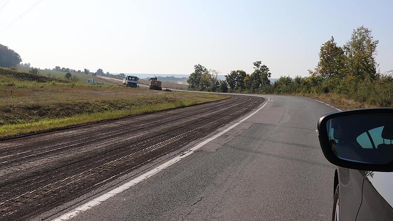 Baustelle B8: Die 'Todeskurve' zwischen Enzlar und Altmannshausen im Bereich Saugraben wird derzeit ausgebaut und entschärft. Die Bundesstraße an dieser Stelle bleibt bis Jahresende gesperrt. Baustelle B8: Die 'Todeskurve' zwischen Enzlar und Altmannshausen im Bereich Saugraben wird derzeit ausgebaut und entschärft. Die Bundesstraße an dieser Stelle bleibt bis Jahresende gesperrt.