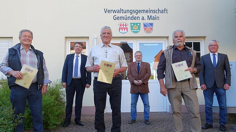 Aus der Gemeinschaftsversammlung der VG Gemünden sind ausgeschieden (vorne von links) Winfried Vorndran (Gräfendorf), Alfred Frank (Gräfendorf) und Alfred Popp (Gössenheim). Wolfgang Sulm (Karsbach) fehlte. Dahinter die Bürgermeister der VG, Johannes Wagenpfahl, Klaus Schäfer und Martin Göbel, der den Räten mit Urkunden und Präsenten für ihre Mitarbeit dankte. Aus der Gemeinschaftsversammlung der VG Gemünden sind ausgeschieden (vorne von links) Winfried Vorndran (Gräfendorf), Alfred Frank (Gräfendorf) und Alfred Popp (Gössenheim). Wolfgang Sulm (Karsbach) fehlte. Dahinter die Bürgermeister der VG, Johannes Wagenpfahl, Klaus Schäfer und Martin Göbel, der den Räten mit Urkunden und Präsenten für ihre Mitarbeit dankte.