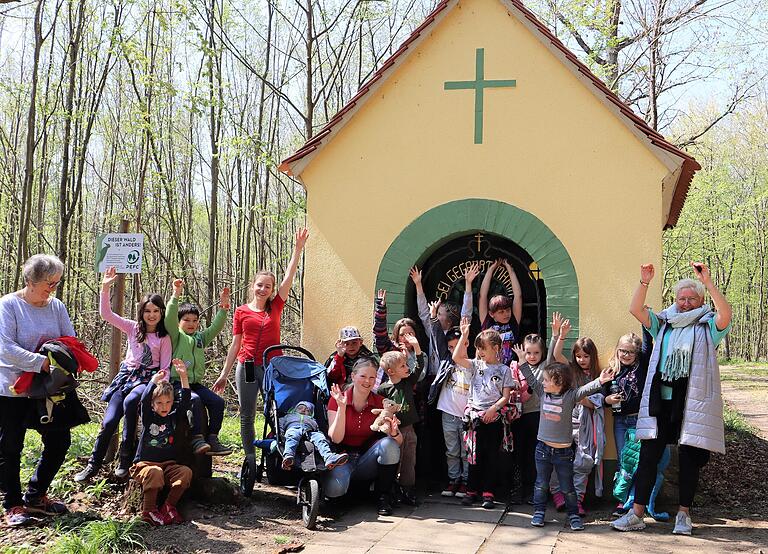 Gemeinsam vor der Wolfskapelle: die Betreuerinnen mit den Kindern, die im Haus Franziskus übernachtet hatten und am nächsten Tag einen Spaziergang zur Wolfskapelle machten. Gemeinsam vor der Wolfskapelle: die Betreuerinnen mit den Kindern, die im Haus Franziskus übernachtet hatten und am nächsten Tag einen Spaziergang zur Wolfskapelle machten.
