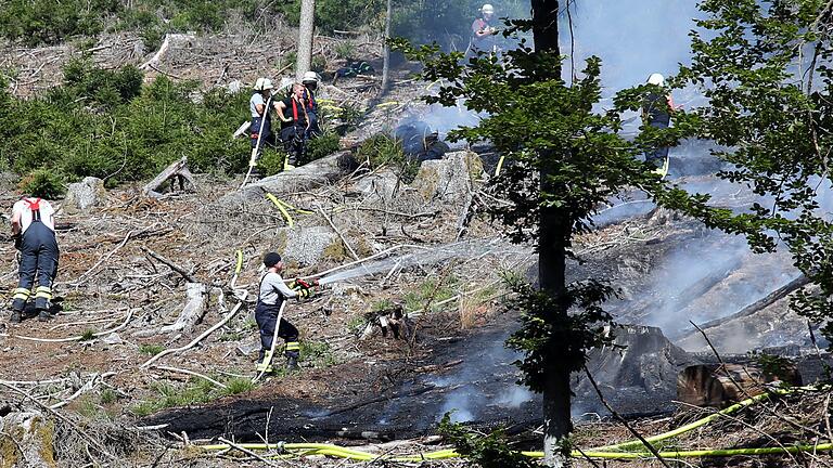 Einsatzkräfte der Feuerwehr löschen einen Waldbrand bei Mespelbrunn (Lkr. Aschaffenburg). Das Feuer auf etwa 800 Quadratmetern war nach Polizeiangaben am Nachmittag unter Kontrolle, die Ursache zunächst unbekannt. Einsatzkräfte der Feuerwehr löschen einen Waldbrand bei Mespelbrunn (Lkr. Aschaffenburg). Das Feuer auf etwa 800 Quadratmetern war nach Polizeiangaben am Nachmittag unter Kontrolle, die Ursache zunächst unbekannt.