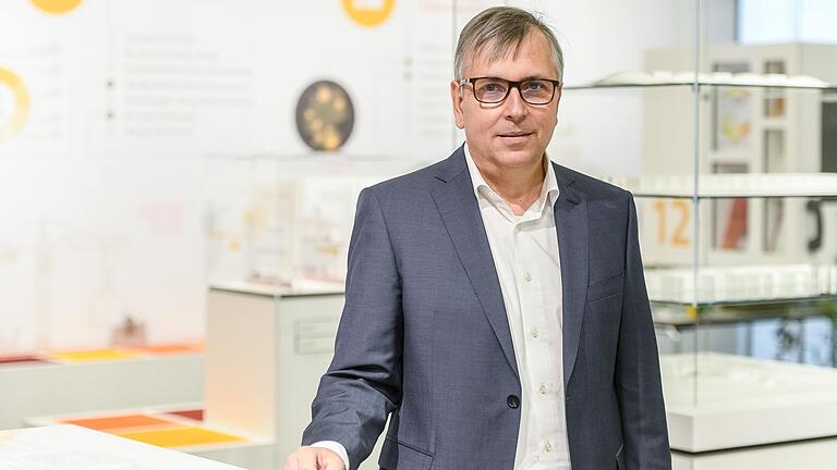 Der Physiker Hans-Peter Ebert steht an der Spitze des alten und neuen Zentrums für angewandte Energieforschung in Würzburg. Der Physiker Hans-Peter Ebert steht an der Spitze des alten und neuen Zentrums für angewandte Energieforschung in Würzburg.