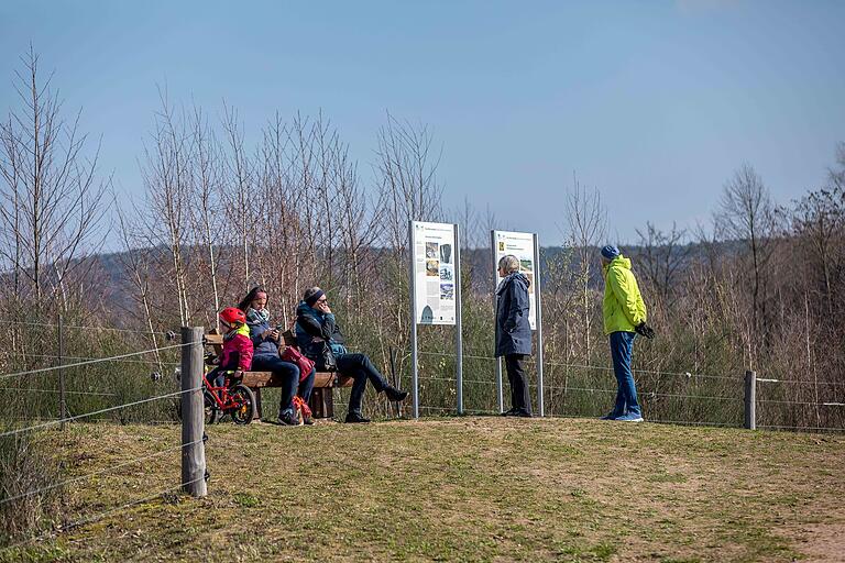An 15 Stationen erfahren Ausflüger mehr über bekannte und verborgene Sehenswürdigkeiten und Schätze der Gemeinde. An dieser Station geht es um die Biotope an der Niedernberger Seenplatte. An 15 Stationen erfahren Ausflüger mehr über bekannte und verborgene Sehenswürdigkeiten und Schätze der Gemeinde. An dieser Station geht es um die Biotope an der Niedernberger Seenplatte.