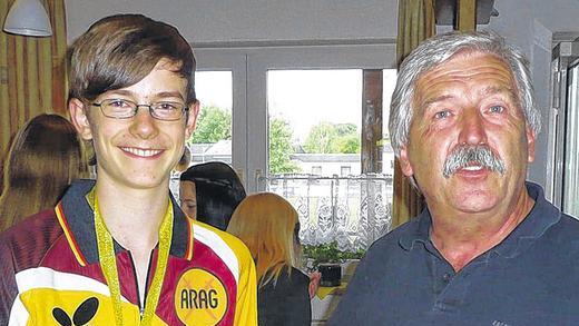 Stolz auf Kilian Ort: Auch TSV-Vorsitzender Wolfgang Knies (rechts) gratulierte. Stolz auf Kilian Ort: Auch TSV-Vorsitzender Wolfgang Knies (rechts) gratulierte.