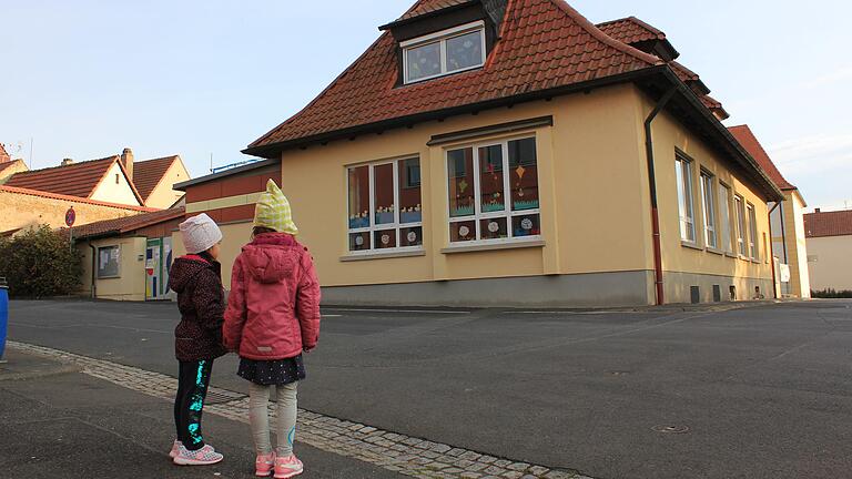 Der Kindergarten 'Haus für Kinder' in Großlangheim ist von Montag, 26. Oktober bis einschließlich Montag, 2. November, wegen eines Corona-Falls geschlossen. Hinter den Fenstern im Erdgeschoss sind normalerweise die beiden Krippengruppen untergebracht.