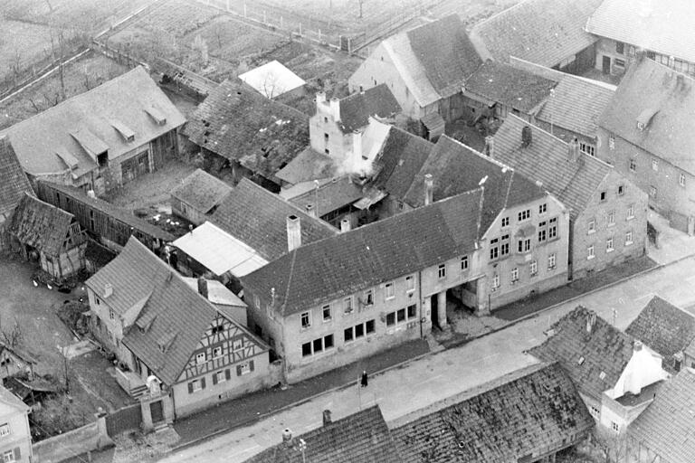 Die Luftaufnahme von 1958 zeigt Brauerei und Gasthaus Straub mit dem Sudhaus.