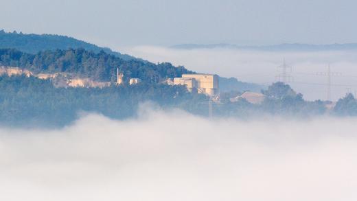 Erstaunliches über den Nebel       -  Nebel unter dem Kalkstein-Schotterwerk Gössenheim im Kreis Main-Spessart.