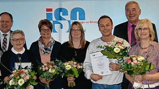 Verdiente und langjährige Betriebsangehörige geehrt: Im Rahmen der Jahresabschlussfeier zeichneten ISO-Geschäftsführer Klaus Benz (Dritter von links) und Gesellschafter Marc JeanRichard (Vierter von rechts) zahlreiche Mitarbeiter für ihre Treue und ihr Engagement aus. Verdiente und langjährige Betriebsangehörige geehrt: Im Rahmen der Jahresabschlussfeier zeichneten ISO-Geschäftsführer Klaus Benz (Dritter von links) und Gesellschafter Marc JeanRichard (Vierter von rechts) zahlreiche Mitarbeiter für ihre Treue und ihr Engagement aus.