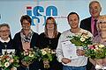 Verdiente und langjährige Betriebsangehörige geehrt: Im Rahmen der Jahresabschlussfeier zeichneten ISO-Geschäftsführer Klaus Benz (Dritter von links) und Gesellschafter Marc JeanRichard (Vierter von rechts) zahlreiche Mitarbeiter für ihre Treue und ihr Engagement aus.