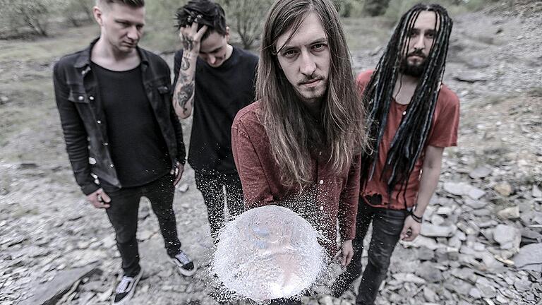 Die Bad Neustädter Band Cannahann mit Ralf Rossbach (vorne), (hinten von links) Markus Hein, Mike Illig und Daniel Schmitt präsentiert an diesem Freitag im JUZE Bad Neustadt ihr neues Album &bdquo;Staub und Wasser&rdquo;.