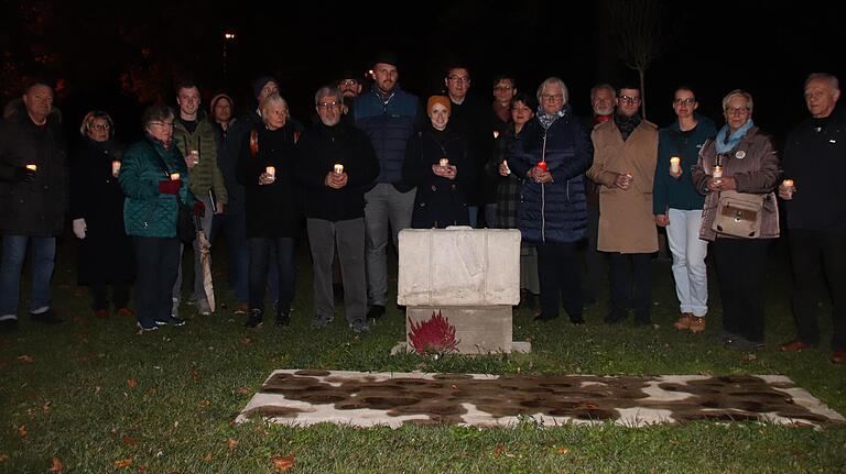 Teilnehmer und Organisatoren des Gedenkspaziergangs versammeln sich am Koffer-Denkmal am Kitzinger Rosengarten. Teilnehmer und Organisatoren des Gedenkspaziergangs versammeln sich am Koffer-Denkmal am Kitzinger Rosengarten.