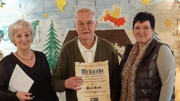 Vorsitzende Ulrike Dempsey überreichte Paul Roth die Urkunde. Er wurde zum Ehrenmitglied ernannt. 2. Vorsitzende Sandra Bambach gratuliert ebenfalls. Foto: Jennifer Balling - Vorsitzende Ulrike Dempsey überreichte Paul Roth die Urkunde. Er wurde zum Ehrenmitglied ernannt. 2. Vorsitzende Sandra Bambach gratuliert ebenfalls. Foto: Jennifer Balling Vorsitzende Ulrike Dempsey überreichte Paul Roth die Urkunde. Er wurde zum Ehrenmitglied ernannt. 2. Vorsitzende Sandra Bambach gratuliert ebenfalls. Foto: Jennifer Balling - Vorsitzende Ulrike Dempsey überreichte Paul Roth die Urkunde. Er wurde zum Ehrenmitglied ernannt. 2. Vorsitzende Sandra Bambach gratuliert ebenfalls. Foto: Jennifer Balling