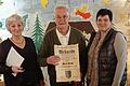 Vorsitzende Ulrike Dempsey überreichte Paul Roth die Urkunde. Er wurde zum Ehrenmitglied ernannt. 2. Vorsitzende Sandra Bambach gratuliert ebenfalls.  Foto: Jennifer Balling       -  Vorsitzende Ulrike Dempsey überreichte Paul Roth die Urkunde. Er wurde zum Ehrenmitglied ernannt. 2. Vorsitzende Sandra Bambach gratuliert ebenfalls.  Foto: Jennifer Balling