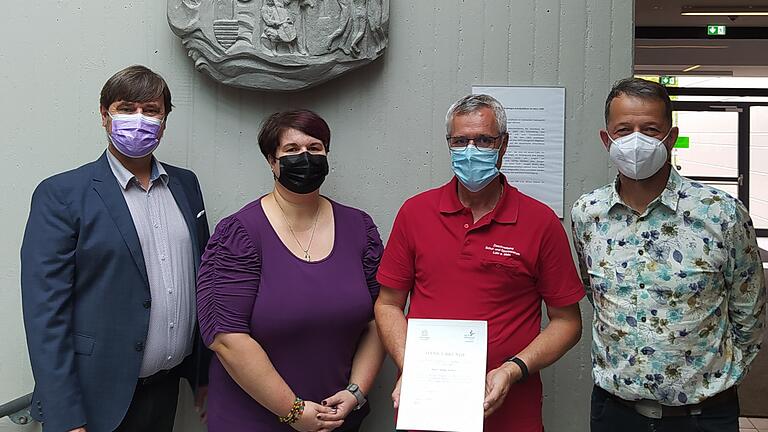Von links: Oberstudiendirektor Bernd Rottenbacher, Personalratsvorsitzende des Gymnasiums, Karin Siemund, Stefan Schmitt, Geschäftsführer Andreas Frech. Von links: Oberstudiendirektor Bernd Rottenbacher, Personalratsvorsitzende des Gymnasiums, Karin Siemund, Stefan Schmitt, Geschäftsführer Andreas Frech.