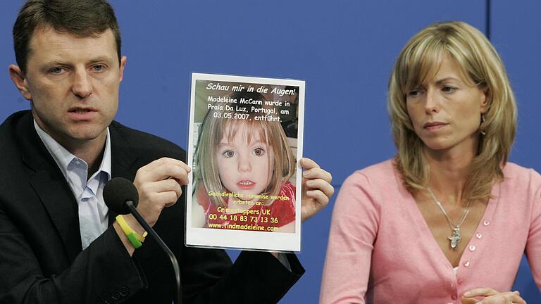 Kate und Gerry McCann zeigen während einer Pressekonferenz ein Bild ihrer verschwundenen Tochter Madeleine. Ein 45-Jähriger aus dem Raum Würzburg wird verdächtigt, für das Verschwinden der damals Dreijährigen verantwortlich zu sein. Kate und Gerry McCann zeigen während einer Pressekonferenz ein Bild ihrer verschwundenen Tochter Madeleine. Ein 45-Jähriger aus dem Raum Würzburg wird verdächtigt, für das Verschwinden der damals Dreijährigen verantwortlich zu sein.